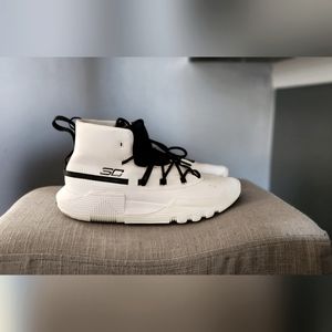 Curry size 8 great condition worn very little